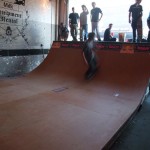 The skaters show off their skillz.