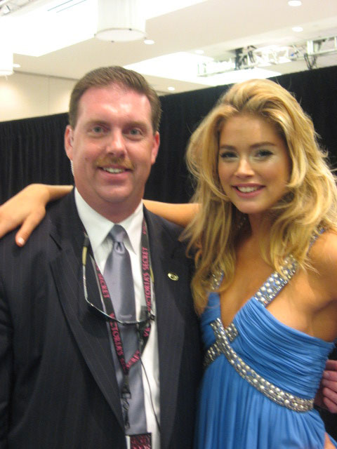The luminescent Doutzen poses with Joe Walsh. (pic: Fred/Vivien)