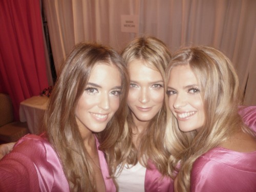 New VS star Clara Alonso with VS regular beauties Carmen Kass and Julia Stegner (pic courtesy of Leigh)