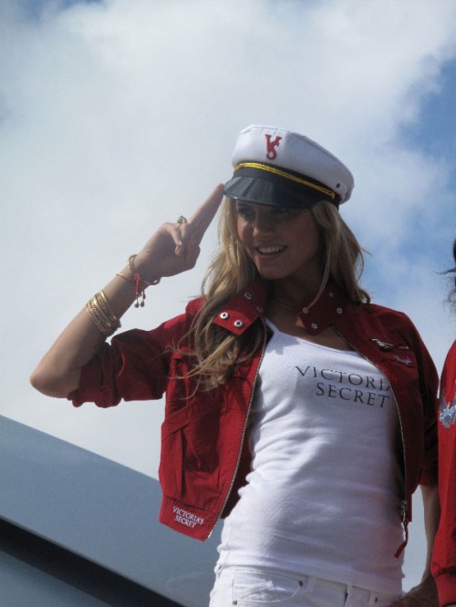 Heidi salutes her fans (pic: Marlon)